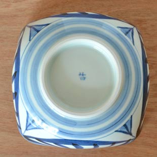 砥部焼・梅山窯　菊流れの四方鉢(5寸)の底面