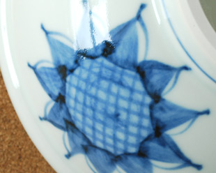 砥部焼・梅山窯　ひまわりの玉ぶち鉢(5寸)の絵付け