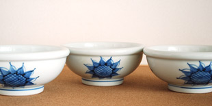 砥部焼・梅山窯　ひまわりの玉ぶち鉢(5寸)を並べて