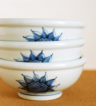 砥部焼・梅山窯　ひまわりの玉ぶち鉢(5寸)を重ねて