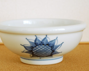 砥部焼・梅山窯　ひまわりの玉ぶち鉢(5寸)を横から見て