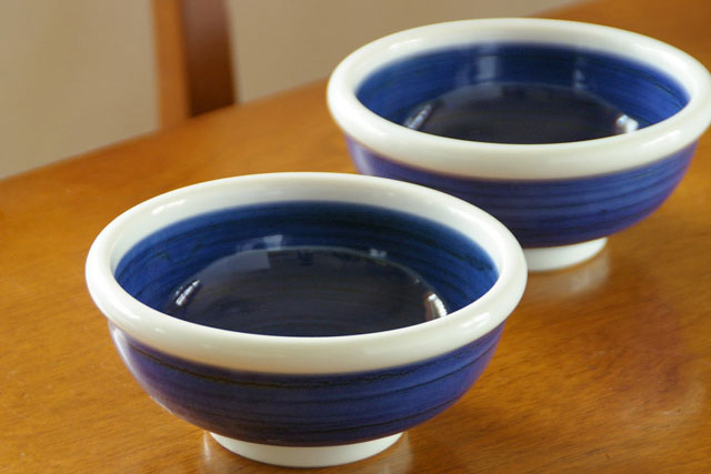 砥部焼・梅山窯　藍色の玉ぶち鉢(5寸)