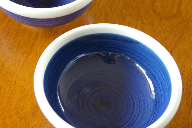 砥部焼・梅山窯　藍色の玉ぶち鉢(5寸)を上から見て