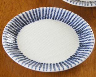 梅山窯　とくさ柄の布目丸皿