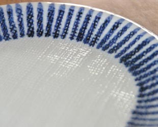 砥部焼・梅山窯　とくさ柄の布目丸皿の絵付け