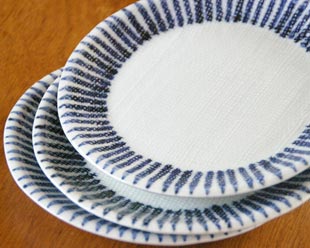 砥部焼・梅山窯　とくさ柄の布目丸皿を重ねて