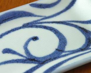 砥部焼・梅山窯　からくさの布目角皿（6,7寸）の絵付