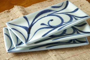 砥部焼・梅山窯　からくさの布目角皿（6,7寸）を重ねて