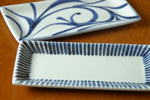 砥部焼・梅山窯　とくさ柄とからくさの布目角皿（6,7寸）