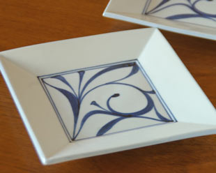 砥部焼・梅山窯　からくさの角プレート（6寸）