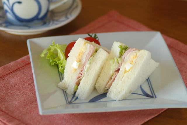 砥部焼・砥部焼　からくさの角プレート（6寸）にサンドイッチを