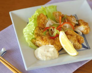 砥部焼　からくさの角プレート（6寸）にチキン南蛮を