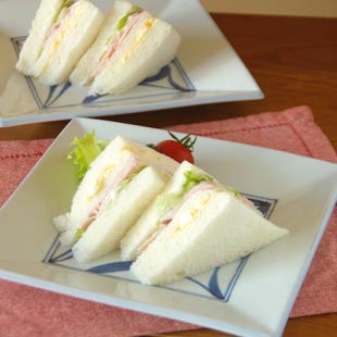 砥部焼　からくさの角プレート（6寸）にサンドイッチを