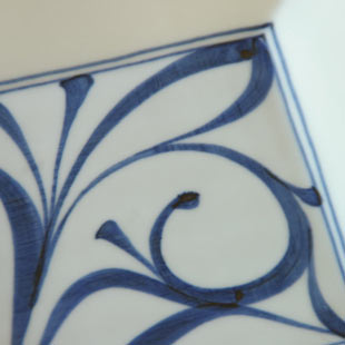 砥部焼・砥部焼　からくさの角プレート（6寸）の絵付け