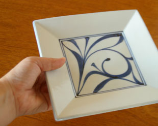 砥部焼・砥部焼　からくさの角プレート（6寸）を手に持って