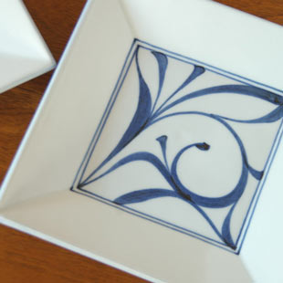 砥部焼・砥部焼　からくさの角プレート（6寸）を上から見て