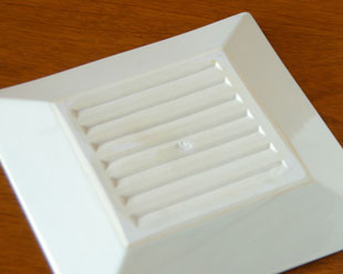 砥部焼・砥部焼　からくさの角プレート（6寸）の裏面