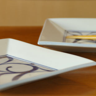 砥部焼・砥部焼　からくさの角プレート（6寸）を横から見て