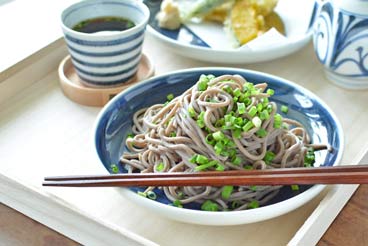 砥部焼・梅山窯　藍色の切立丸皿(6寸)に蕎麦を