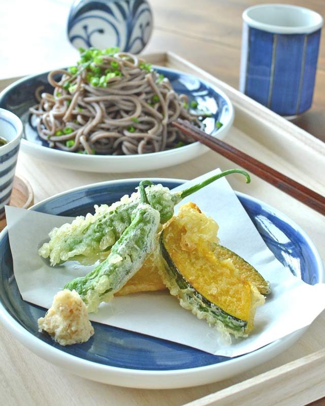 梅山窯　藍色の切立丸皿(6寸)に天ぷらを
