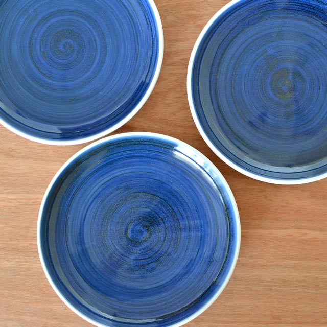 砥部焼　藍色の切立丸皿(6寸)を並べて