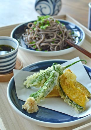 砥部焼・梅山窯　藍色の切立丸皿(6寸)に天ぷらを