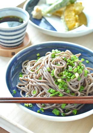 砥部焼・梅山窯　藍色の切立丸皿(6寸)に蕎麦を