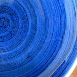 砥部焼・梅山窯　藍色の切立丸皿(6寸)の絵付け