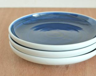 砥部焼・梅山窯　藍色の切立丸皿(6寸)を重ねて