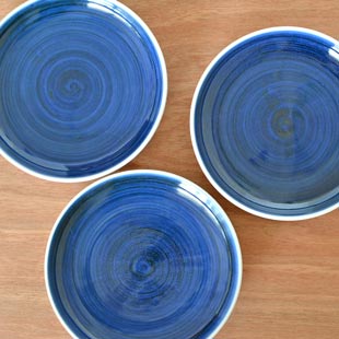 砥部焼・梅山窯　藍色の切立丸皿(6寸)を並べて