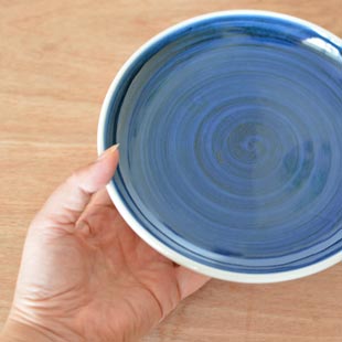 砥部焼・梅山窯　藍色の切立丸皿(6寸)を手に持って