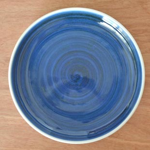 砥部焼・梅山窯　藍色の切立丸皿(6寸)を上から見て