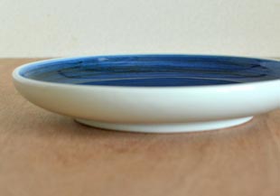砥部焼・梅山窯　藍色の切立丸皿(6寸)を横から見て