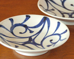 砥部焼　みつからくさの反深皿