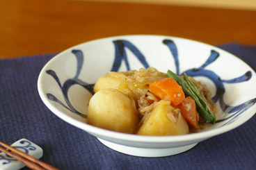 砥部焼・梅山窯　みつからくさの反深皿に肉じゃがを