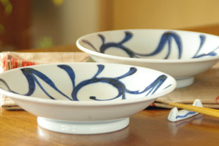 砥部焼・梅山窯　みつからくさの反深皿を横から見て