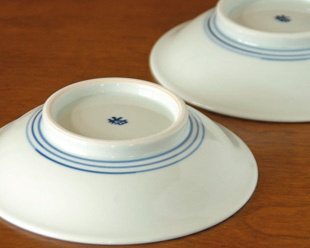 砥部焼・梅山窯　みつからくさの反深皿を伏せて