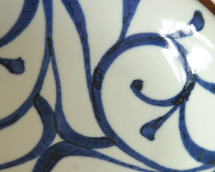 砥部焼・梅山窯　みつからくさの反深皿の絵付け