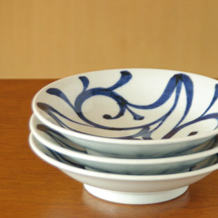 砥部焼・梅山窯　みつからくさの反深皿を重ねて