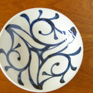 砥部焼・梅山窯　みつからくさの反深皿を上から見て