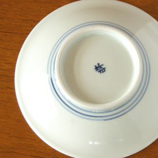 砥部焼・梅山窯　みつからくさの反深皿の裏面