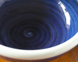 砥部焼・梅山窯　内外藍色の玉ぶち鉢（6寸）の絵付け