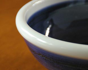 砥部焼・梅山窯　内外藍色の玉ぶち鉢（6寸）の玉ぶち部分