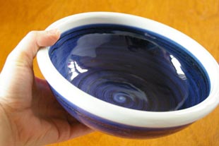 砥部焼・梅山窯　内外藍色の玉ぶち鉢（6寸）を手に持って