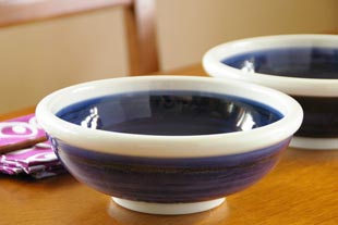 砥部焼・梅山窯　内外藍色の玉ぶち鉢（6寸）を横から見て