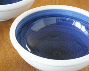 砥部焼・梅山窯　藍色の玉ぶち鉢（6寸）の絵付け