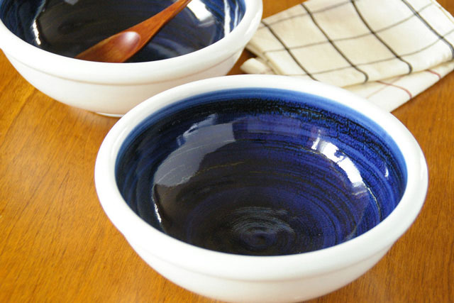 砥部焼・梅山窯　藍色の玉ぶち鉢（６寸）