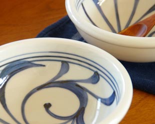 砥部焼・梅山窯 内からくさの玉ぶち鉢(6寸)の絵付け