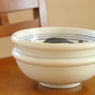 砥部焼・梅山窯 内からくさの玉ぶち鉢(6寸)を重ねて