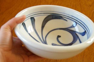 砥部焼・梅山窯 内からくさの玉ぶち鉢(6寸)を手に持って